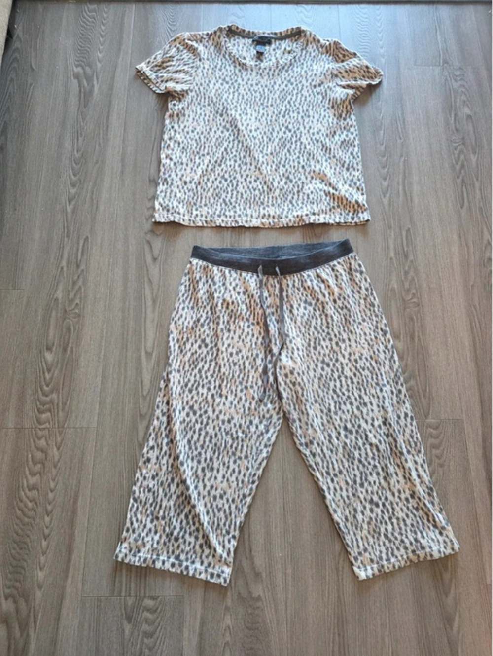 Women's Two-Piece Lounge Set with Animal Print Pattern